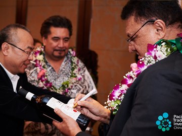 萨摩亚驻华大使塔普萨拉伊·托欧玛塔(TapusalaiaToomata)为红酒签名